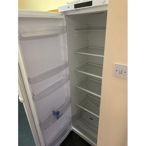 484 - Star Lot : A good Whirlpool full height single door fridge in nice clean condition. There is only tw... 