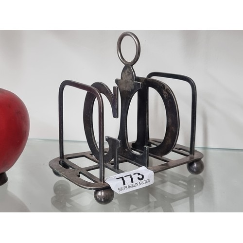 773 - A antique Victorian silver plated toast rack featuring separators in the form of initials 'G.L.D.', ... 