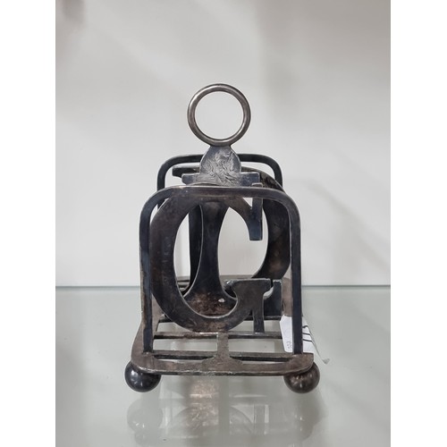 773 - A antique Victorian silver plated toast rack featuring separators in the form of initials 'G.L.D.', ... 