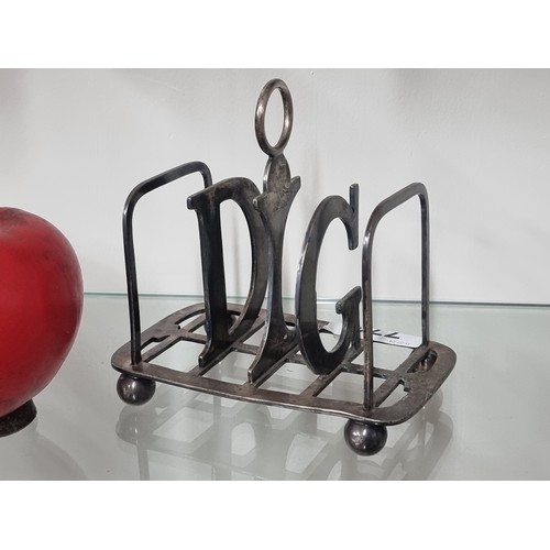 773 - A antique Victorian silver plated toast rack featuring separators in the form of initials 'G.L.D.', ... 