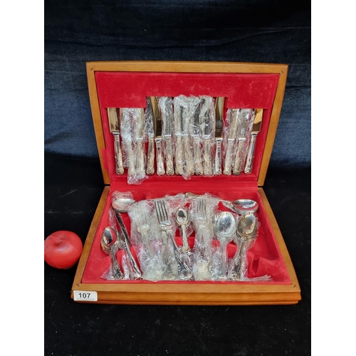 A never used King Pattern handsome canteen containing a collection of approx. 55 silver plated cutlery pieces from Sheffield. Including forks, spoons, knives and teaspoons. In wooden presentation case.