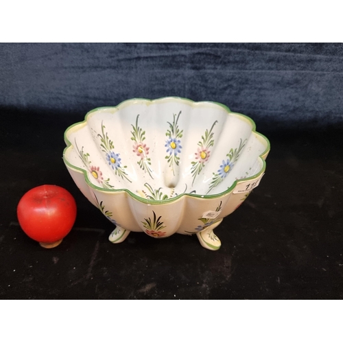 119 - A charming vintage R.C. & Cal Porto de Mos pottery planter featuring a scalloped form, three feet an... 