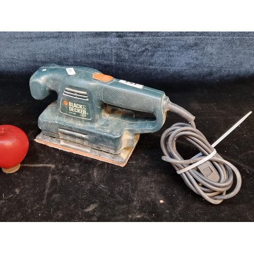 154 - A Black & Decker sheet sander, model KA186. With 135W.