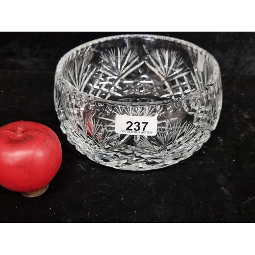 237 - A striking heavy Waterford Crystal fruit bowl in excellent condition. Classic Waterford pattern and ... 