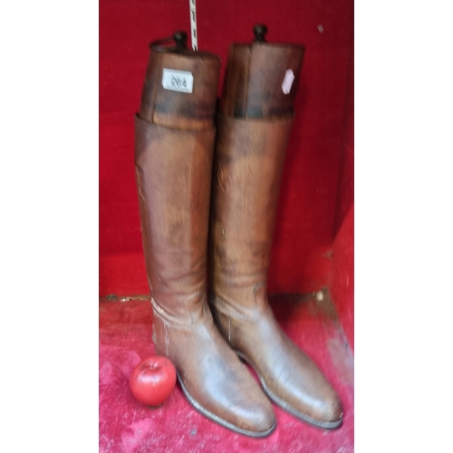 264 - An amazing pair of early 20th century cavalry / riding boots, crafted from exquisite tan leather. Wi... 