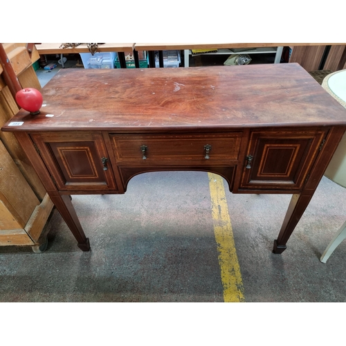 394 - An elegant Edwardian desk with stunning satinwood string inlay, tapered legs, dovetail joinery and b... 