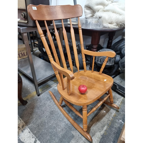 475 - A fabulous Mid Century oak rocking chair with lovely turned wood spindles to back and legs. In very ... 