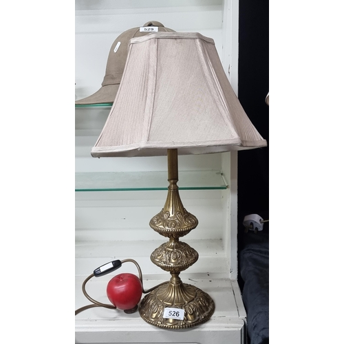 526 - A superb heavy brass table lamp boasting beautiful fleur de lis detail.