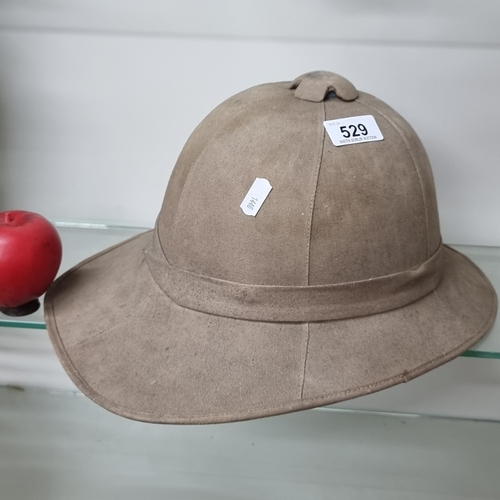 529 - A fantastic Wolseley khaki pith helmet. Originally issued to British troops serving in Africa and th... 