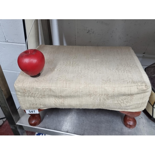 541 - A charming vintage foot stool featuring cabriole legs and upholstered with a cream fabric top.