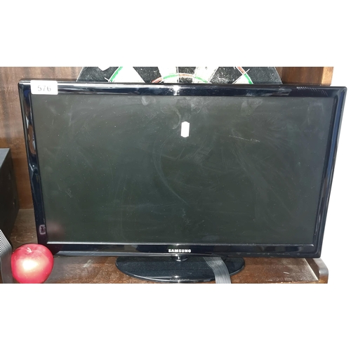 576 - A Samsung TV screen, model UE22D5003BW. With 21.5 inch screen a cable. Remote not included.