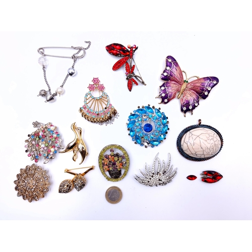 658 - A collection of good quality gem set and enameled brooches, thirteen in total . Items as per photogr... 