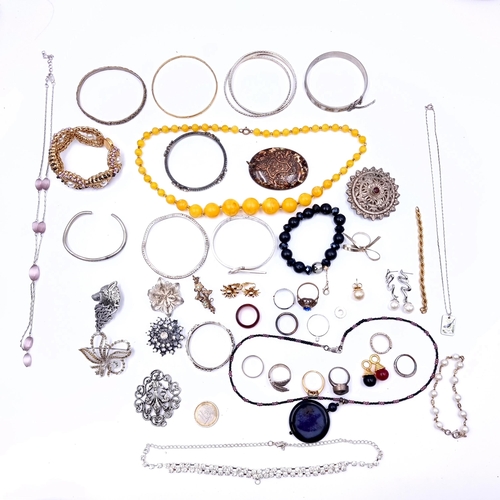 682 - A bag of vintage jewellery containing rings, earrings, bangles and necklaces with a total weight 447... 