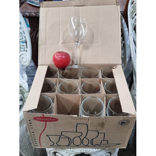 707 - Twelve stemmed wine glasses held in original box and packaging. Brand new, never used. In very good ... 