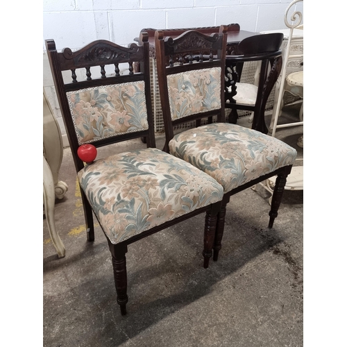 738 - A gorgeous pair of early 20th century dining chairs with lovely button back detailing, turned wood s... 