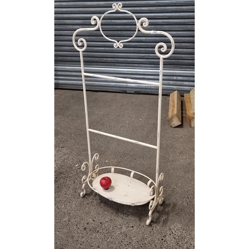 741 - A fabulous wrought metal towel rail with lovely scrollwork throughout, holding two rails. Drip tray ... 