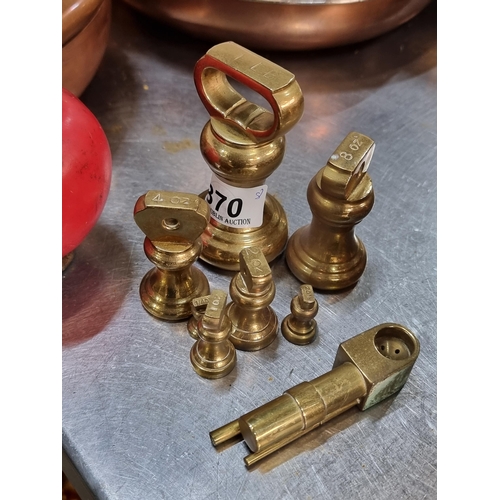 870 - A selection of 8 brass items including scale weights from 1lb to 1/4oz. Along with a pipe.