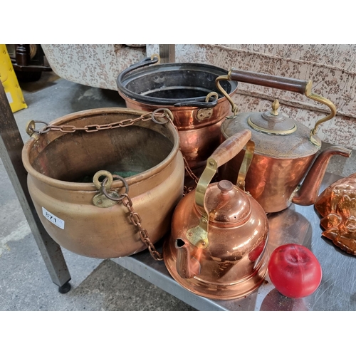 871 - Four great copper and brass items including two teapots and two cauldrons.