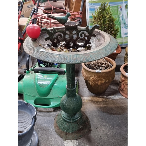 894 - Star lot : A wonderful antique heavy cast iron bird bath.