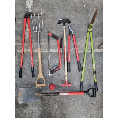 896 - A large of garden tools including a shovel, pitchfork and hand saw.