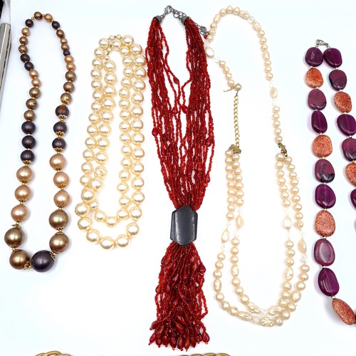 635 - A good collection of twelve items of costume jewellery consisting of beaded and gemstone necklaces, ... 