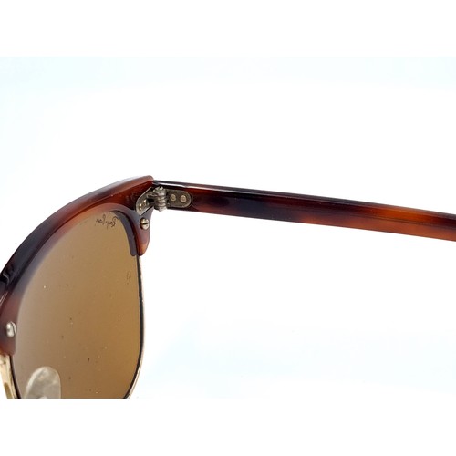 640 - A pair of originaL RayBan sunglasses, sunglasses set with metal and faux tortoise shell frames. Glas... 