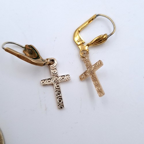 663 - A pair of 9 kt cross pendant earrings suitable for pierced ears, weight  Boxed.