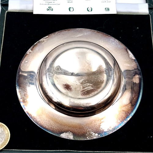 666 - A hallmarked Irish silver armada dish, celebrating Spanish Armada ships, C.1988, 10cm diameter, weig... 