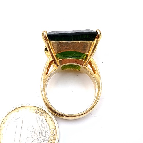 667 - A large green gem stone statement ring, ring size Q, weight 12 grams, boxed.