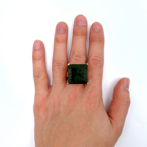 667 - A large green gem stone statement ring, ring size Q, weight 12 grams, boxed.