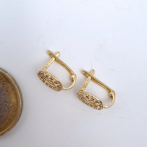 679 - A pair of 14K gold shamrock design stud earrings, total weight 1.3 grams.
