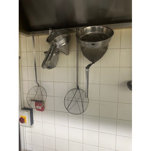 306 - A collection of commercial kitchen equipment such as a colander, spiders, sieves, deep fry strainers... 