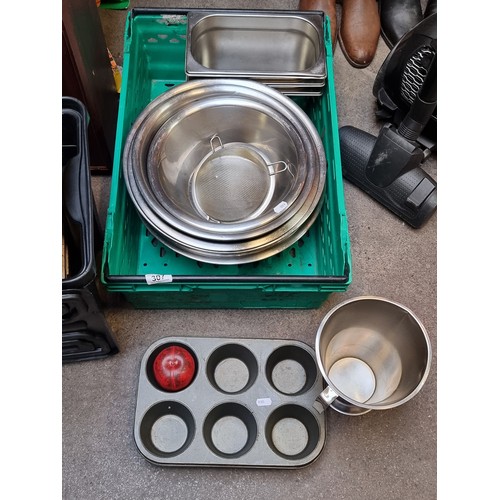 307 - A collection of commercial kitchen equipment including cupcake trays, steel mixing bowls, gastronorm... 