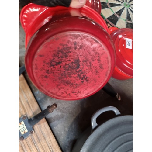 547 - A Le Creuset cast iron 2.5L lidded pot with long handle. In a red finish.