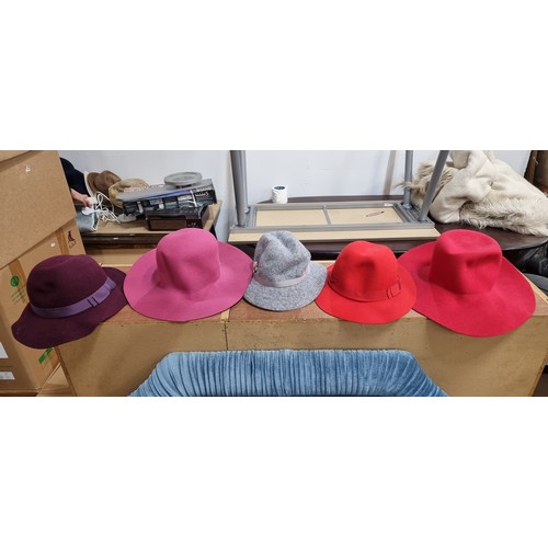 709 - A superb collection of vintage hats in a variety of styles and materials. Includes many felt and str... 