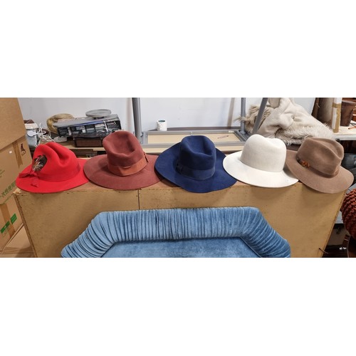 709 - A superb collection of vintage hats in a variety of styles and materials. Includes many felt and str... 