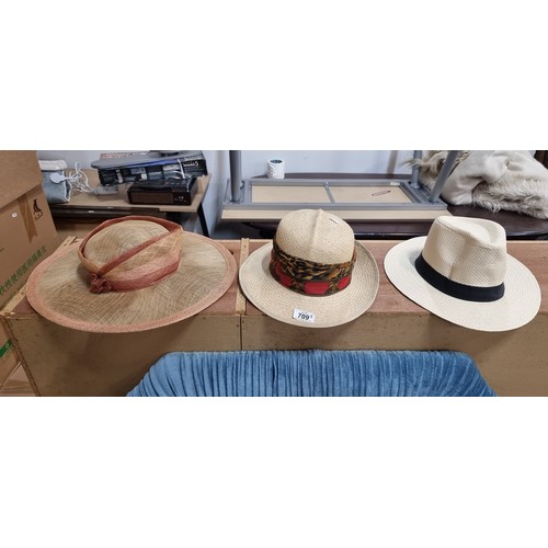 709 - A superb collection of vintage hats in a variety of styles and materials. Includes many felt and str... 