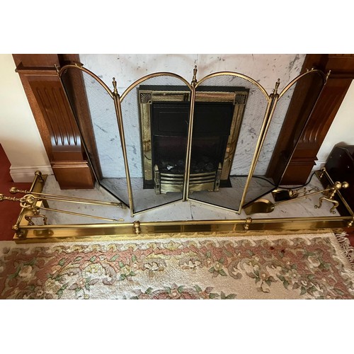 863 - A fabulous and long vintage brass fire fender boasting a surround with round finials. L190cm x W50cm... 