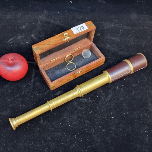 128 - A handsome telescope with brass elements. Comes with a wooden case. Some elements need assembling.