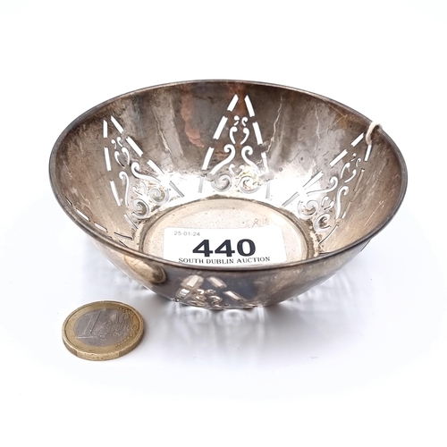 440 - An attractive incised decorated silver bowl, hallmarked Sheffield 1899, diameter 11cm, weight 65 gra... 