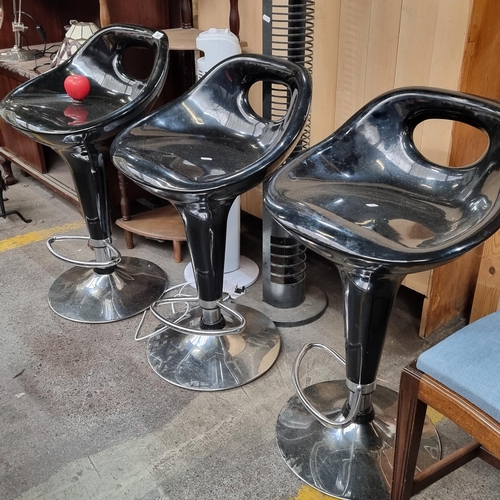 591 - A trio of stylish contemporary kitchen bar stools featuring black seats and chrome base.