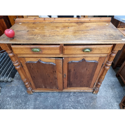 628 - Star Lot : A stunning well made early 20th Century dressing unit boasting two nicely sized pull out ... 