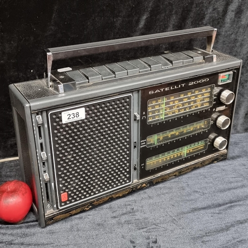 238 - A superb retro Grundig Satellit 2000 boombox. A world band receiver built in analogue technology, de... 