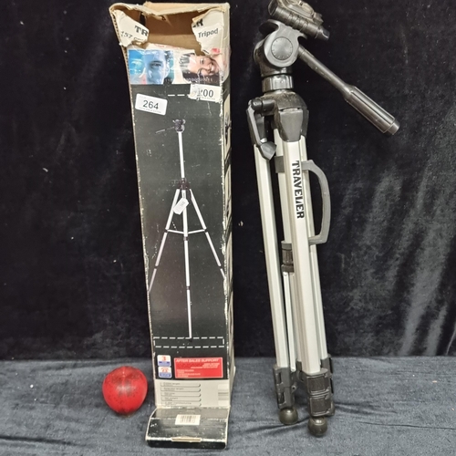 264 - A high quality Traveler 157cm aluminum tripod with a folded height of 63cm. Hotshoe is present.