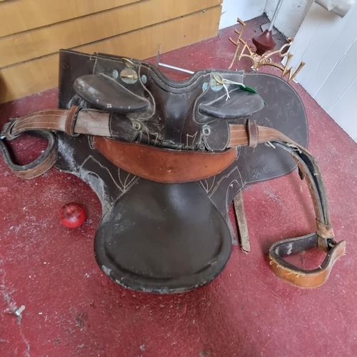 324 - A rare Australian stock saddle made by The Australian Stock Saddle Company. Comes with girth, overgi... 