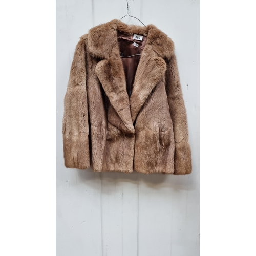 360 - An elegant genuine fur jacket in light brown. With large collar, hook fastening and pockets. Approx.... 