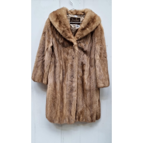 361 - A lovely vintage genuine fur coat from Bamberger's New Jersey Fur Salon. With large lapels, pockets ... 