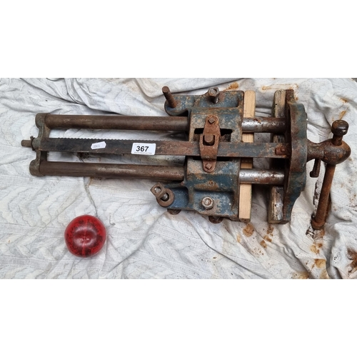 A large vintage vice ideal for woodworking, cabinet making etc.