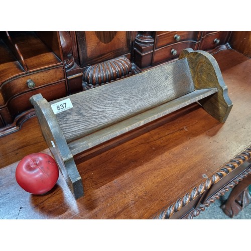 837 - A lovely early 20th century table top wooden bookshelf with nicely carved end pieces.