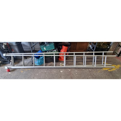 861 - A very tall 2-part extendable ladder with 20 steps total. Closed length: 300cm. Extended length: 520... 